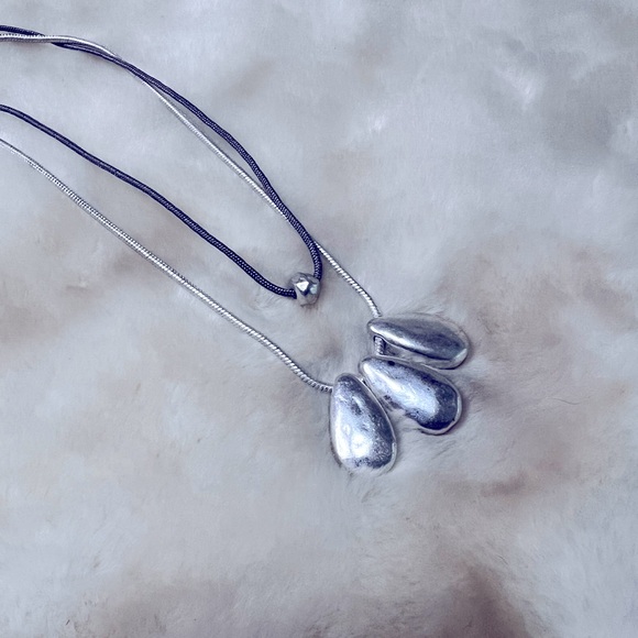 Bella Uno Two-Layer Metallic Teardrop Pendants Necklace NWOT - Picture 3 of 3